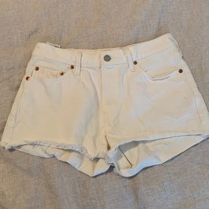 WHITE LEVI SHORTS SIZE 29